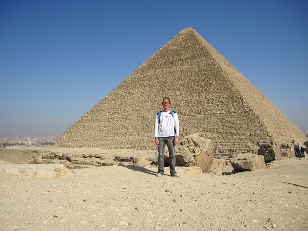 Stefan framför Cheops pyramiden.