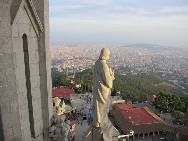 Uppe på den katolska kyrkan Temple de Sagrat Cor uppe på Tibidabo, Barcelona.