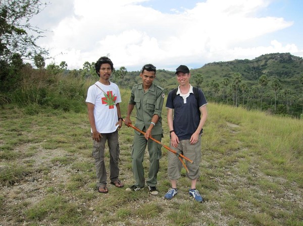 Från vänster till höger: Cisco 24 Indonesien, Dar 21 Indonesien (vår guide), Michel 41 Schweiz, Rinca island.