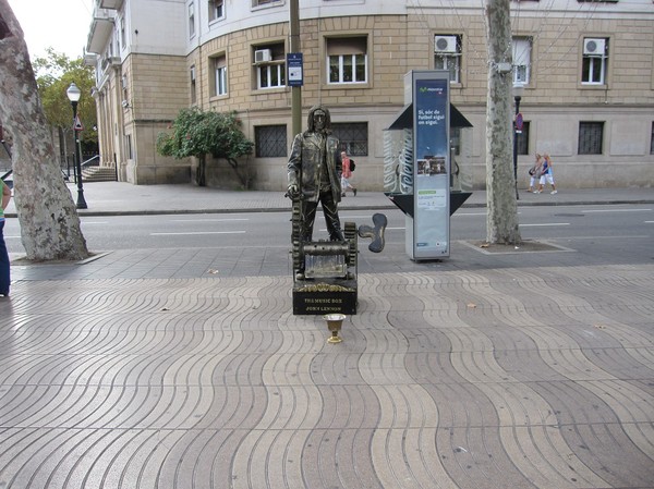 Levande staty längs den berömda gågatan La Rambla, Barcelona.