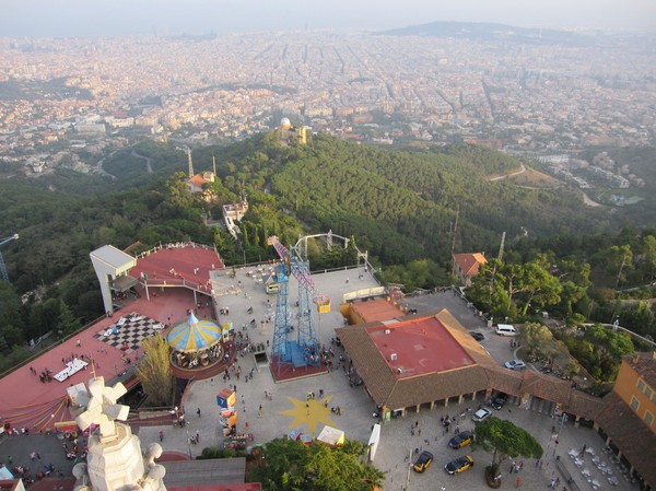 Utsikten högst upp i kyrktornet från den katolska kyrkan Temple de Sagrat Cor uppe på Tibidabo, Barcelona.