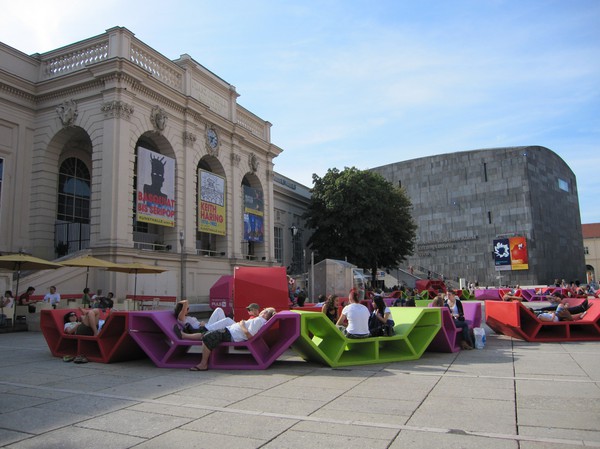 Udda stolar framför Museum Moderner Kunst, Wien.