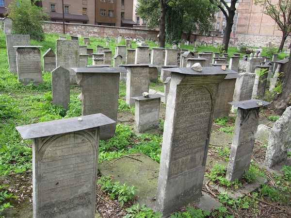 Remuh cemetery, rankad som en av Europas bäst bevarade judiska renässanskyrkogårdar. Restorationsarbeten har utförts efter att nazisterna vandaliserat gravstenarna. Judiska kvarteret, Kazimierz, Krakow.