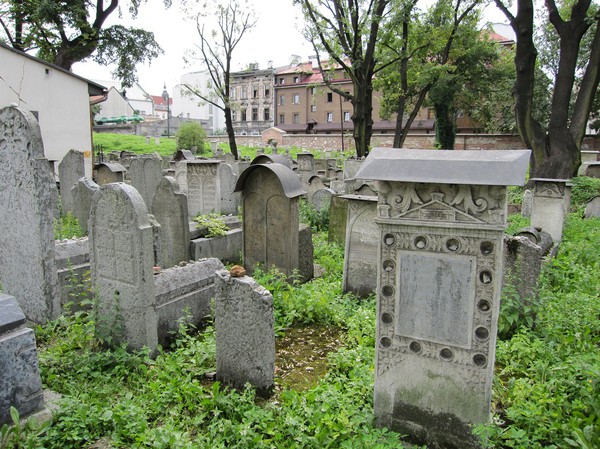 Remuh cemetery, rankad som en av Europas bäst bevarade judiska renässanskyrkogårdar. Restorationsarbeten har utförts efter att nazisterna vandaliserat gravstenarna. Judiska kvarteret, Kazimierz, Krakow.