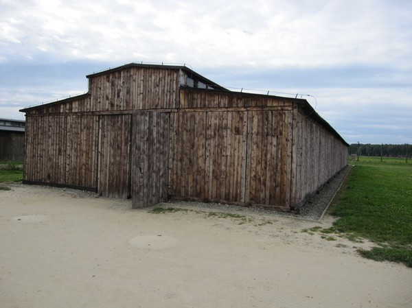 Fångbarack på Birkenau. Lägret hade mer än 300 fångbaracker liknande den på bilden.