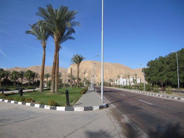 Precis över Israels gräns i Taba, Egypten. Busstationen i Taba ligger en bit längre ned längs vägen.