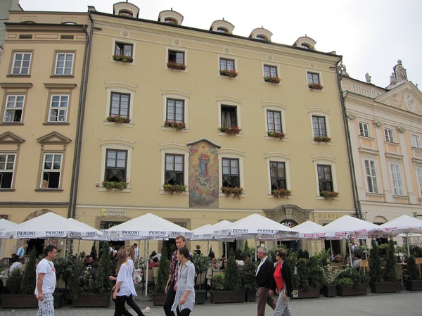 Gatuscen med otroligt vacker fasad i bakgrunden, gamla staden, Krakow.