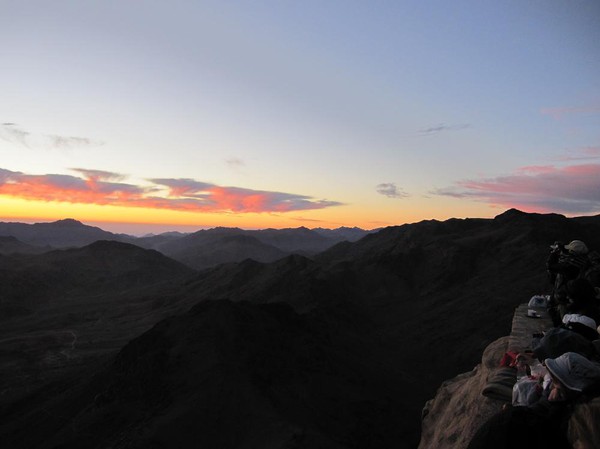 Spänd väntan på soluppgången på toppen av Mount Sinai. Nu är det nära!