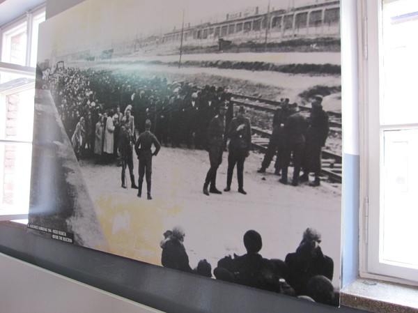 Bild på deporterade judar som anländer till Birkenau. Massan ställs upp i led i väntan på att SS urval skall ske. Urvalet avgör vilka som blir ihjälgasade direkt, och vilka som får fortsätta leva under fruktansvärda förhållanden i arbetslägret.
