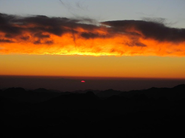 Prick klockan 06.20 stiger massornas jubel när solen visar sig för första gången. Jag lyckades verkligen få till en kanonbild trots att jag inte använder stativ. Mycket vackert. Mount Sinai.