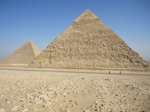 Chephren pyramiden i förgrunden med Cheops pyramiden i bakgrunden.