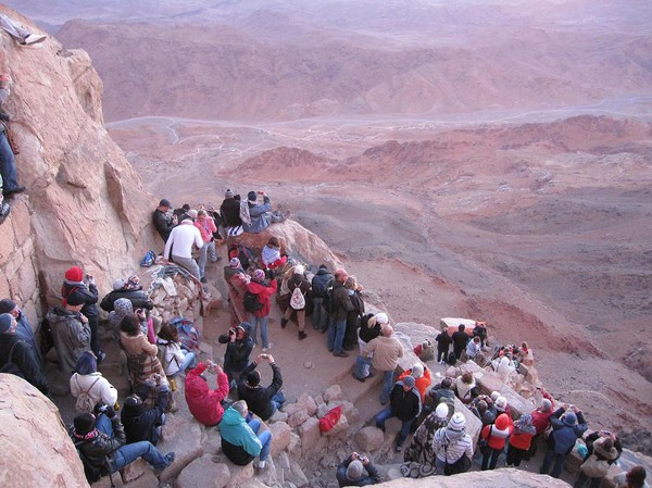 Det finns några olika nivåer med plats att stå på. Jag stod längst upp och hade den bästa platsen! Ljuset har anlänt! Mount Sinai.