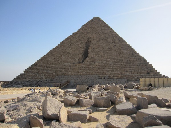 Mycerinus pyramiden med en orginalhöjd på 66.5 meter. Numera är den 62 meter. På dess norra sida varifrån bilden är tagen, kan man se en skada som härrör från ett försök att montera ned pyramiden, av en man som hette Malek Abdel Aziz.