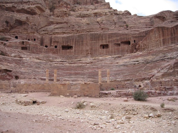 Teater uthuggen direkt ur berget, Petra.