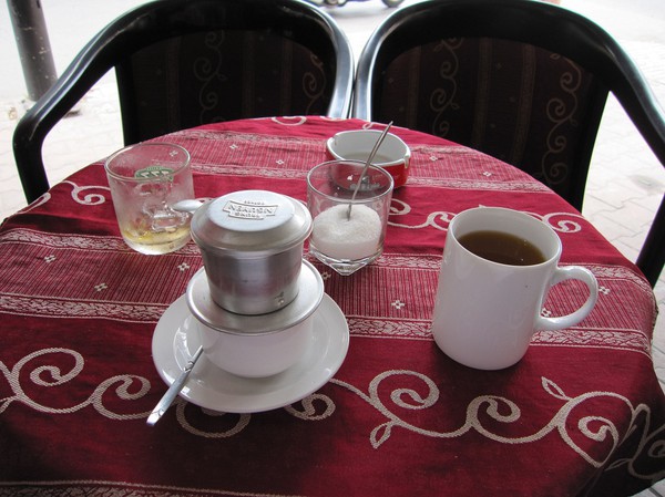 Kaffe på ett café i Cholon. Kaffe i Vietnam är världsklass och oftast starkt och gott. Te blir man bjuden på och det dricks medan man väntar på att kaffet rinner ner!