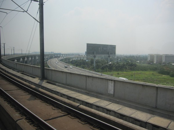 90 baht och ca 20 minuters resa mellan Suvarnabhumi och skytrain station Phaya Thai i centrala Bangkok utan stopp. Imponerande. Driftsatt hösten 2010.