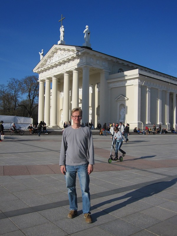 Stefan framför Vilnius cathedral, Vilnius.