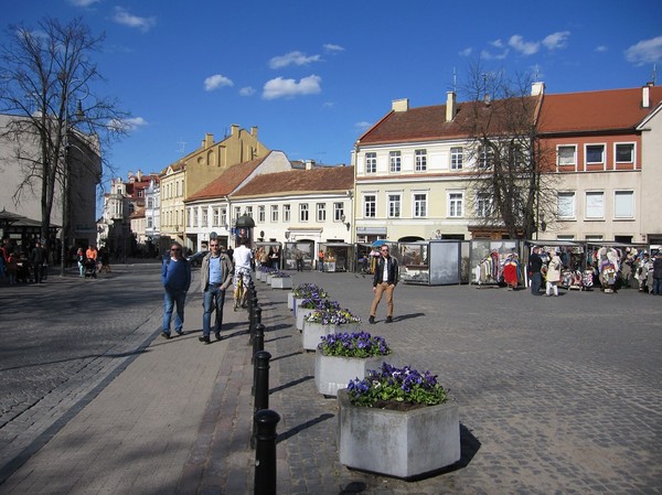 Gatuscen längs Pilies gatve, gamla staden Vilnius.