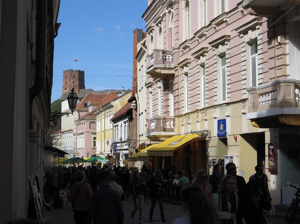 Gatuscen längs Pilies gatve, gamla staden Vilnius.