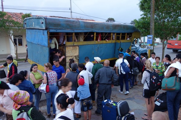 De som väntade på sin första Viazul-buss trodde på fullaste allvar att bussen anlänt! Det var en lokalbuss som rullat in vid vägkanten i Viñales.