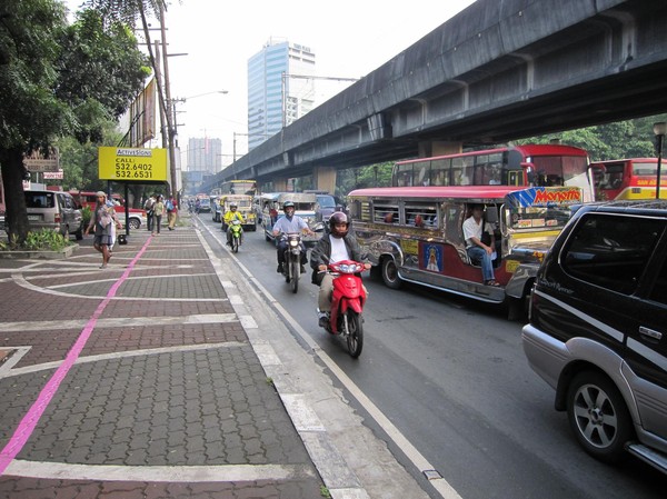 Trafik, trafik, trafik så långt man kan se. Det är inte alltid lätt att vara fotgängare i Manila.