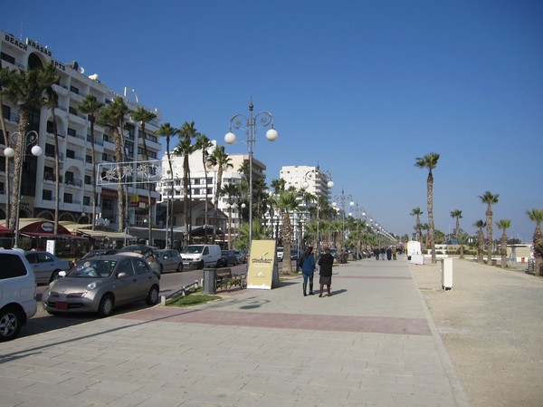 Strandpromenaden i centrala Larnaka.