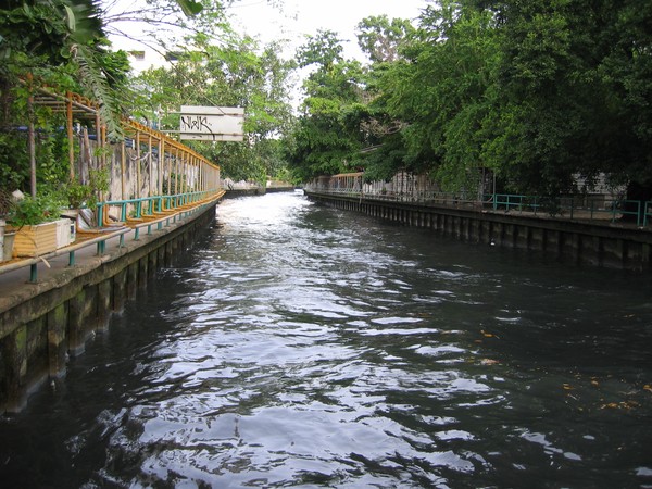 Vid en av stationerna längs kanalen Khlong Saen Saeb i Bangkok.