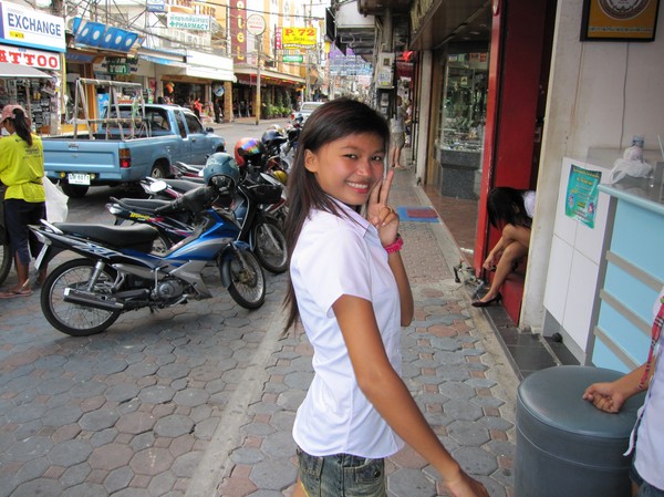 Tjej som jobbar som inkastare på en av nattklubbarna längs walking street i Pattaya.