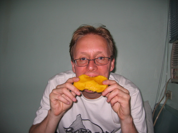 Stefan med himmelskt god mango, Legazpi City.