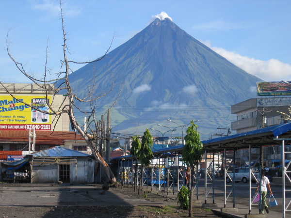 Mäktiga och vackra mount Mayon sedd från Legaspi City.