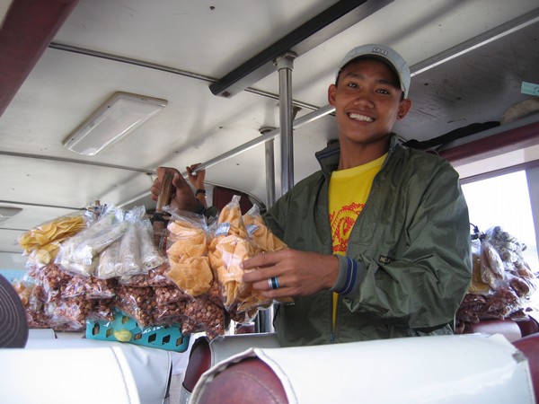 Försäljare av diverse snacks, på bussen mellan Sugar beach och Bacolod.