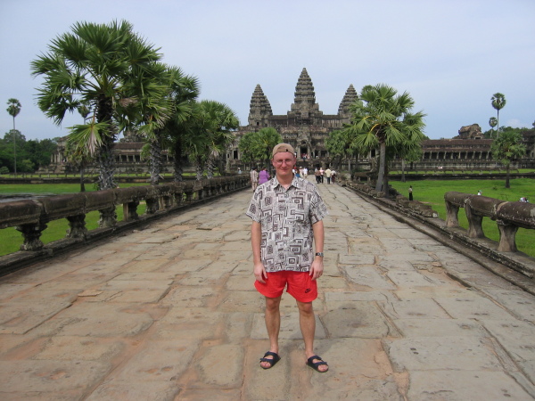 Stefan framför templens tempel, Angkor Wat.