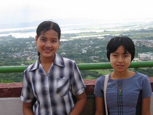 Två burmesiska studenter uppe på Mandalay Hill.