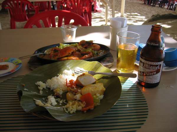 Underbar måltid på Samal island, Davao, Mindanao.