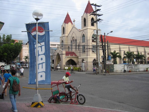 Kyrka med miljövänlig taxi (Sikad) i förgrunden, Iloilo city.