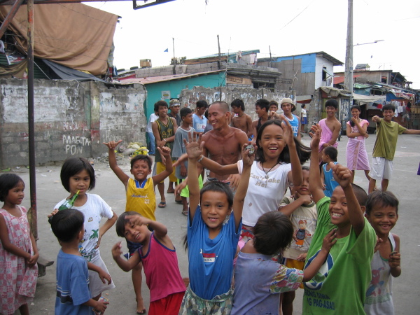 Basket är favoritsporten i slummen, North Port District, Manila.