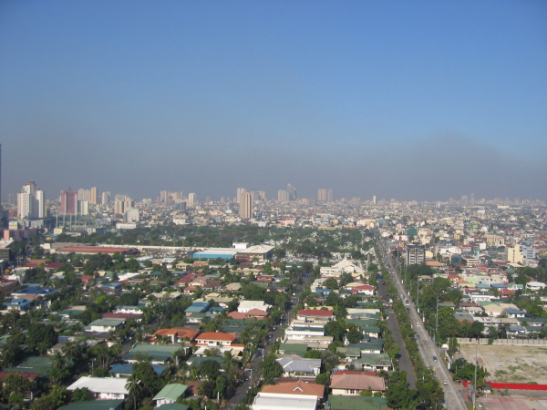 Manila skyline med smog i bakgrunden.