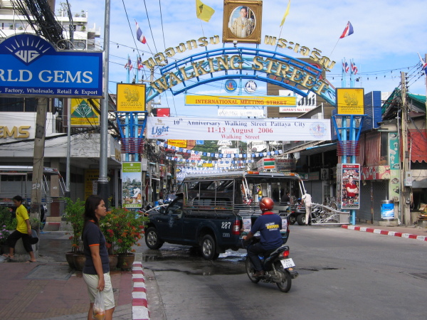 Världsberömda Walking Street, South Pattaya Beach, Thailand.