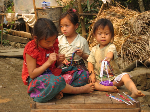 Unga försäljare av armband, liten by utanför Luang Prabang.
