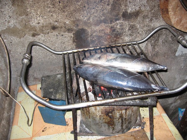 Grillning av tonfisk inköpt av mig själv på marknaden i Iligan. Min personliga favoritfisk!