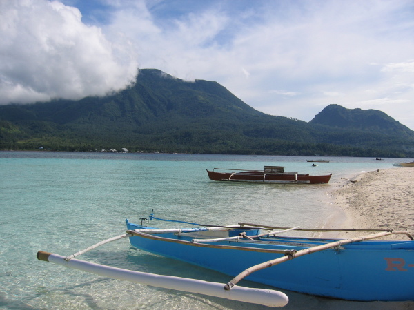 White island med Camiguin i bakgrunden.