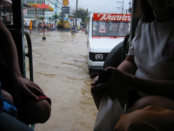 Som kan ses på bilden så är det rejält med översvämning i staden. Eftersom man inte varit med om så här stora översvämningar tidigare, så kopplas regnet till den globala uppvärmningen, Iligan city.