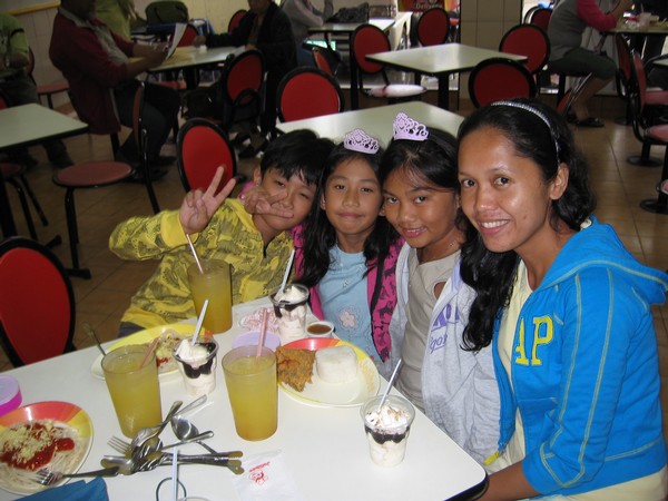 Jag bjuder ungarna på lunch på JolliBee, Iligan city.