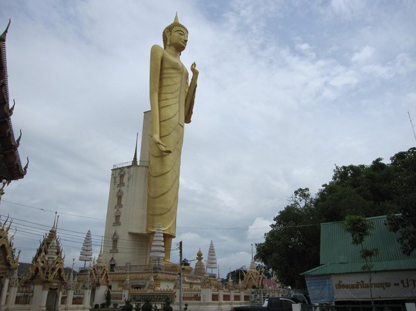 Thailands högsta Buddha på 68 meter, Roi et.