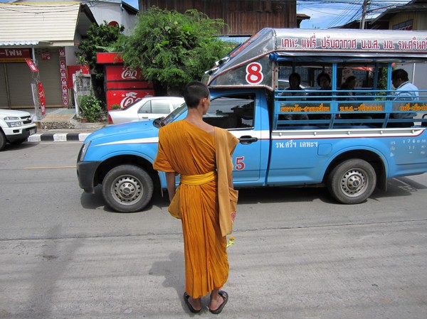 Munk på väg att hoppa in i en Songthaew, Khon Kaen.