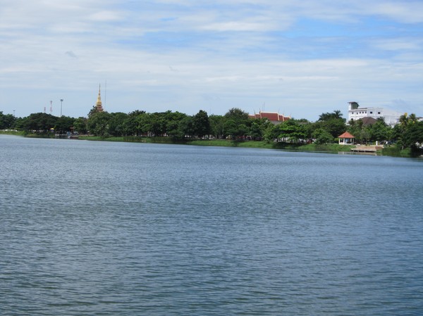 Bung Kaen Nakhon,den konstgjorda sjön i Khon Kaen.