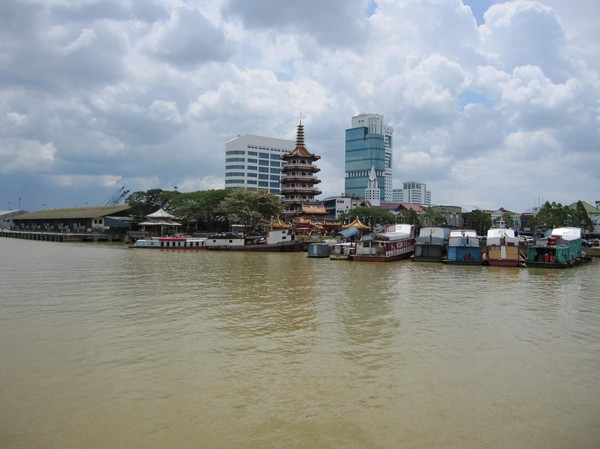 Sibu skyline sedd från floden (Batang Rejang).