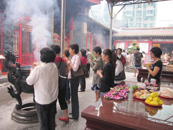 Tillber gudarna i Longshan Temple, Taipei.