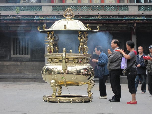 Ytterligare en bild från Longshan Temple. Ytterst märklig och magisk stämning på plats, med dofter man aldrig känt förut och en väldig tolerans mot västerlänningar verkade det som. Västerlänning i shorts och sandaler med kamera, brukar inte alltid vara en bra kombination inuti tempel.