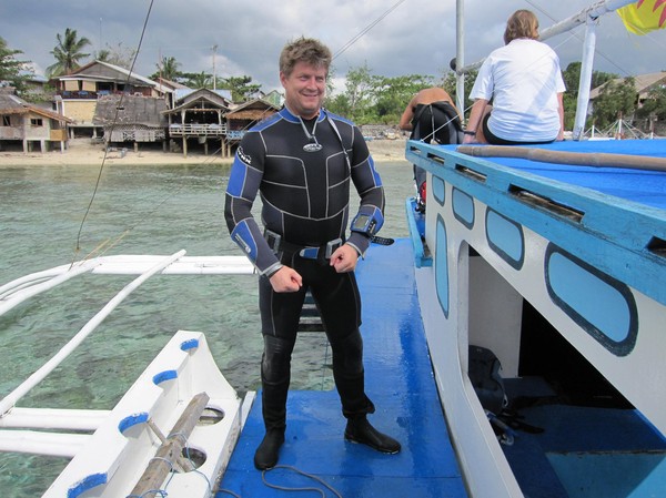 Lars gör sig redo för avfärd ut mot Pescador island, Panagsama Beach, Moalboal.